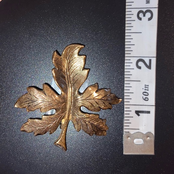 Vintage Maple Leaf Brooch. Antique Gold Tone. Measurements in photos. - Picture 4 of 7